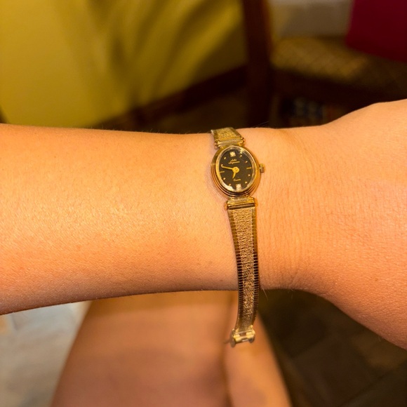 Chic Gold Wristwatch - Picture 1 of 6